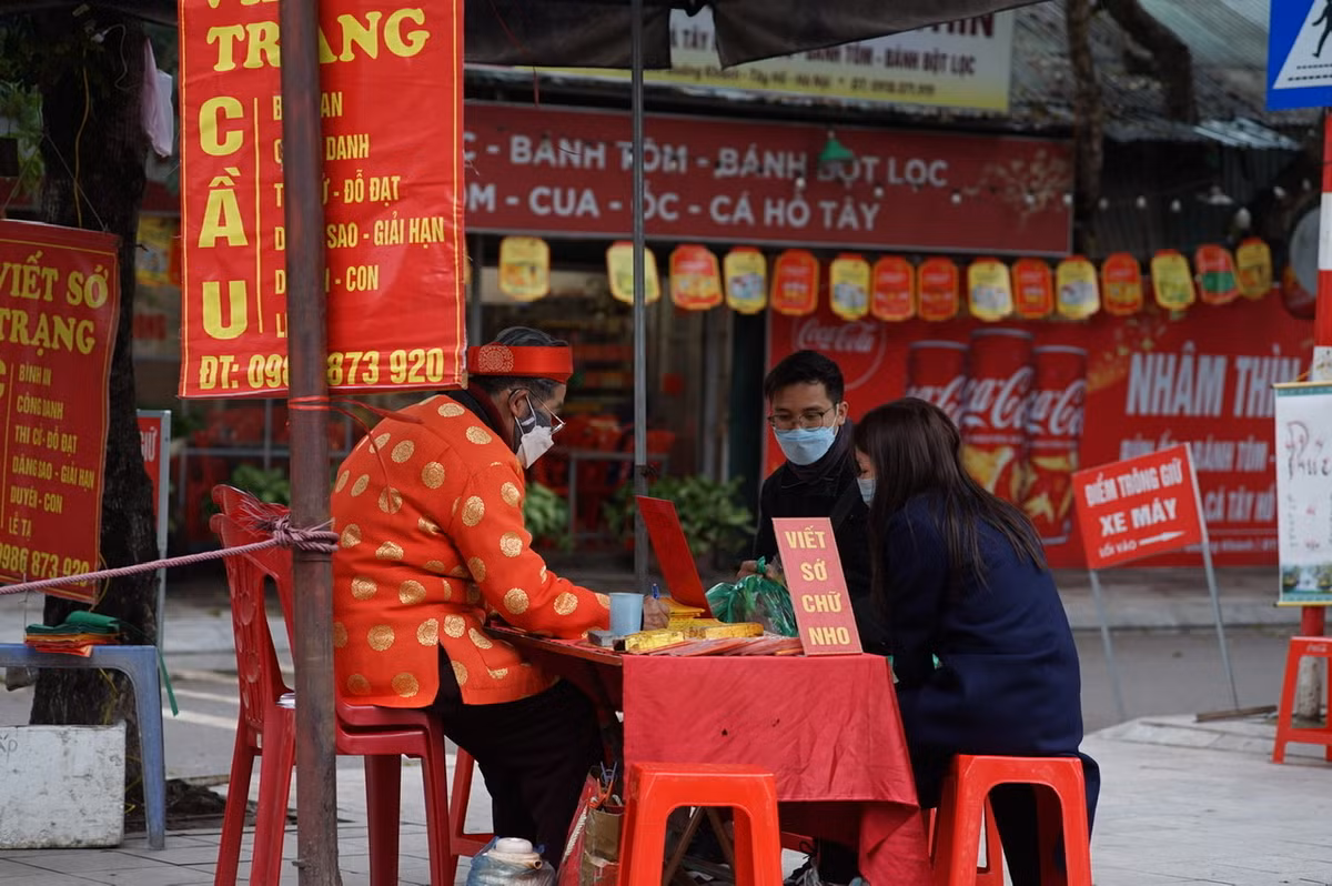 Ngay từ sáng sớm, người dân đã tới xin sớ, sắm sửa đồ để vào Phủ dâng lễ.