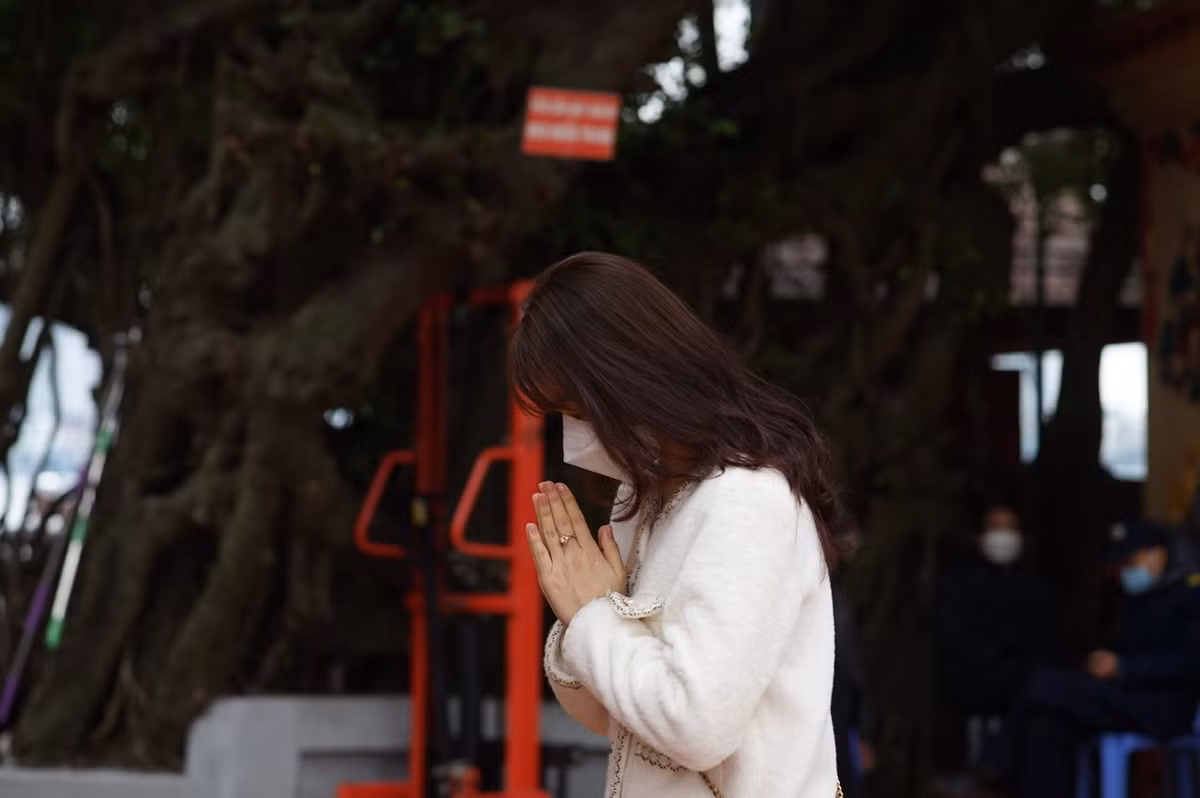 Khác với 2 ngày trước đây, người dân phải đứng ngoài vái vọng vào Phủ.