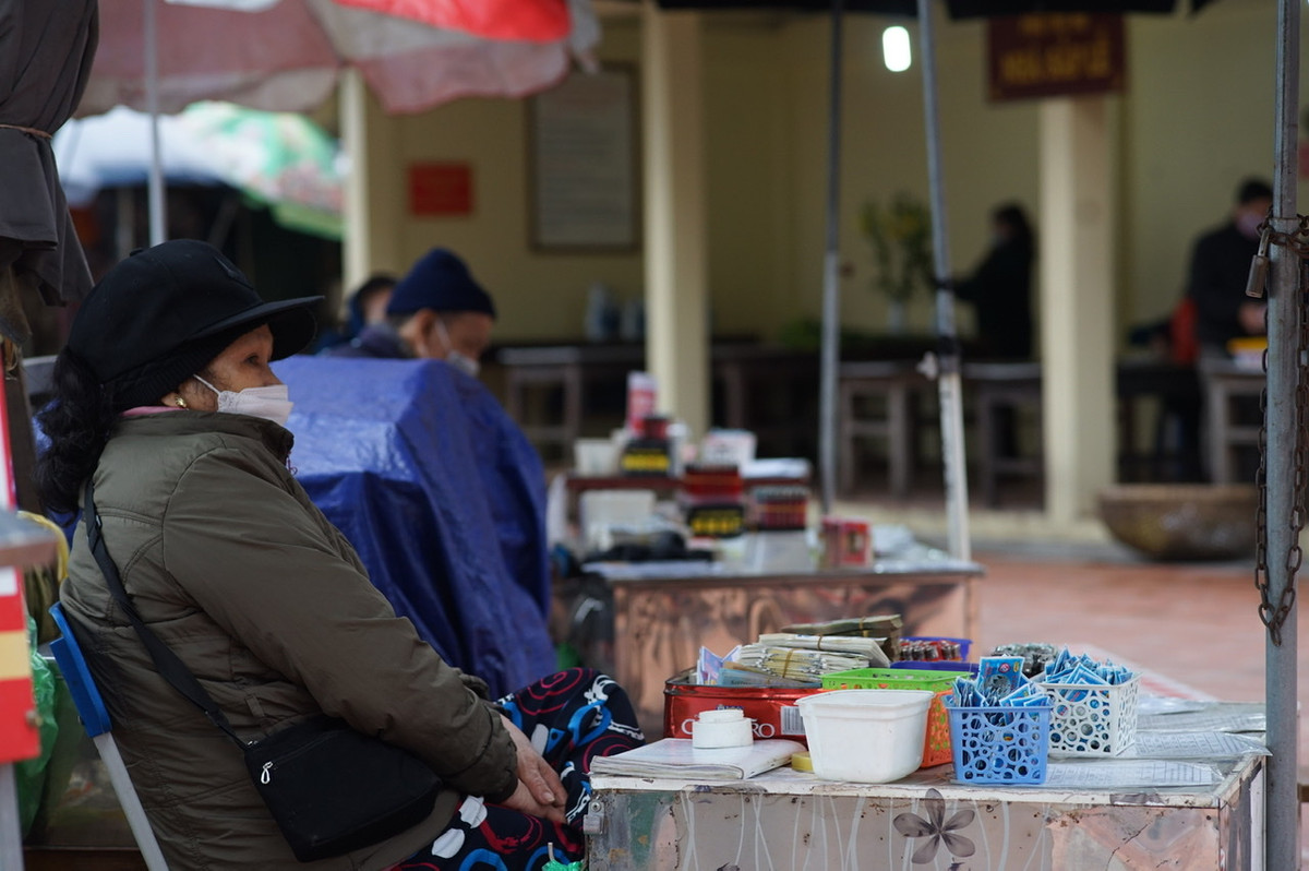 Theo ghi nhận của PV Báo Tri thức và Cuộc sống, trong ngày đầu mở cửa trở lại Phủ Tây Hồ vẫn đang vắng vẻ.