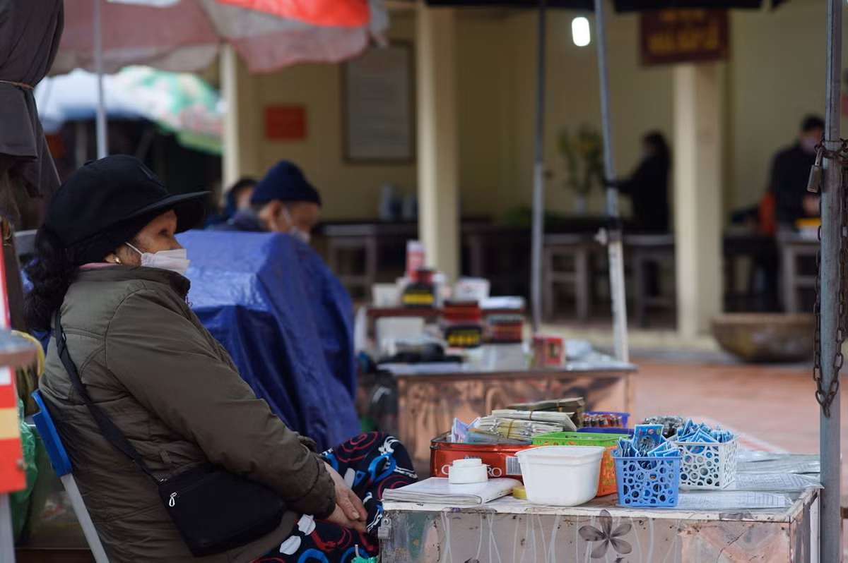 Theo ghi nhận của PV Báo Tri thức và Cuộc sống, trong ngày đầu mở cửa trở lại Phủ Tây Hồ vẫn đang vắng vẻ.