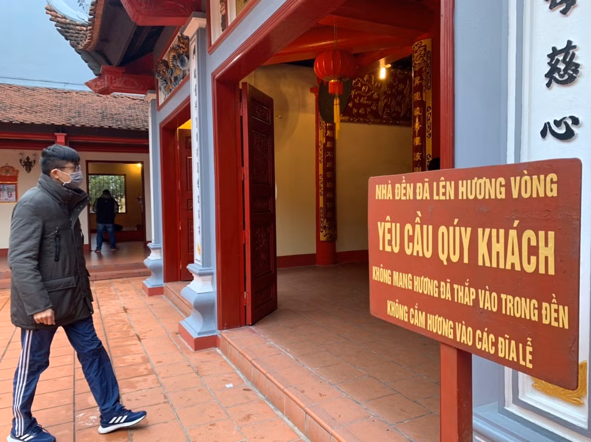 Người dân rất thoải mái khi vào Phủ dâng lễ.