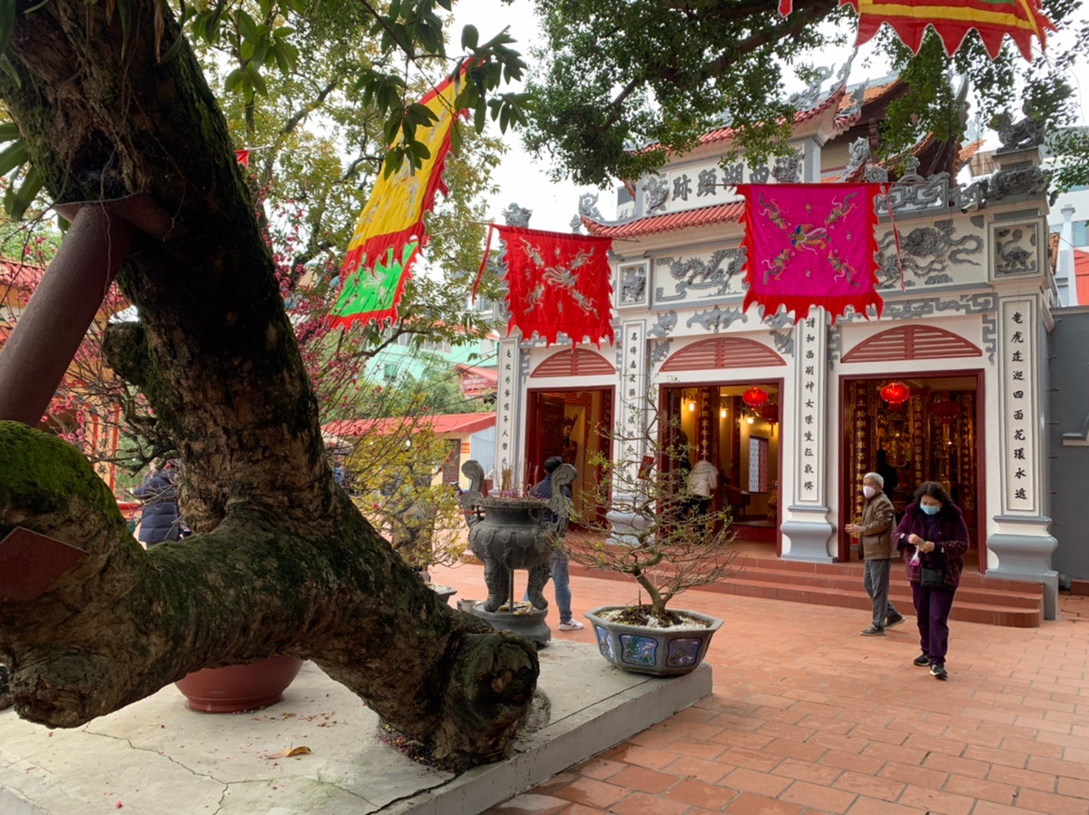 Cảnh vắng vẻ hiếm có tại Phủ Tây Hồ dịp đầu năm.