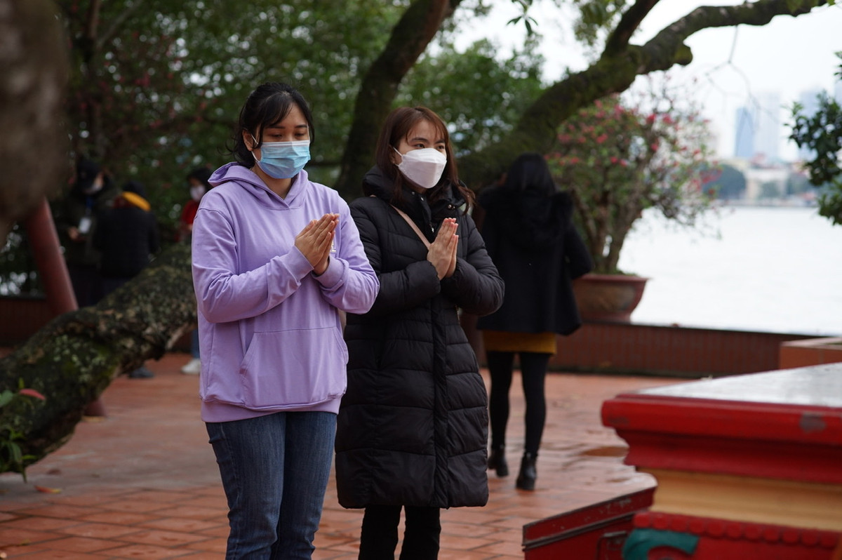 Lực lượng an ninh đã phải dựng rào để phân luồng không để người dân tập trung đông người bên ngoài Phủ.