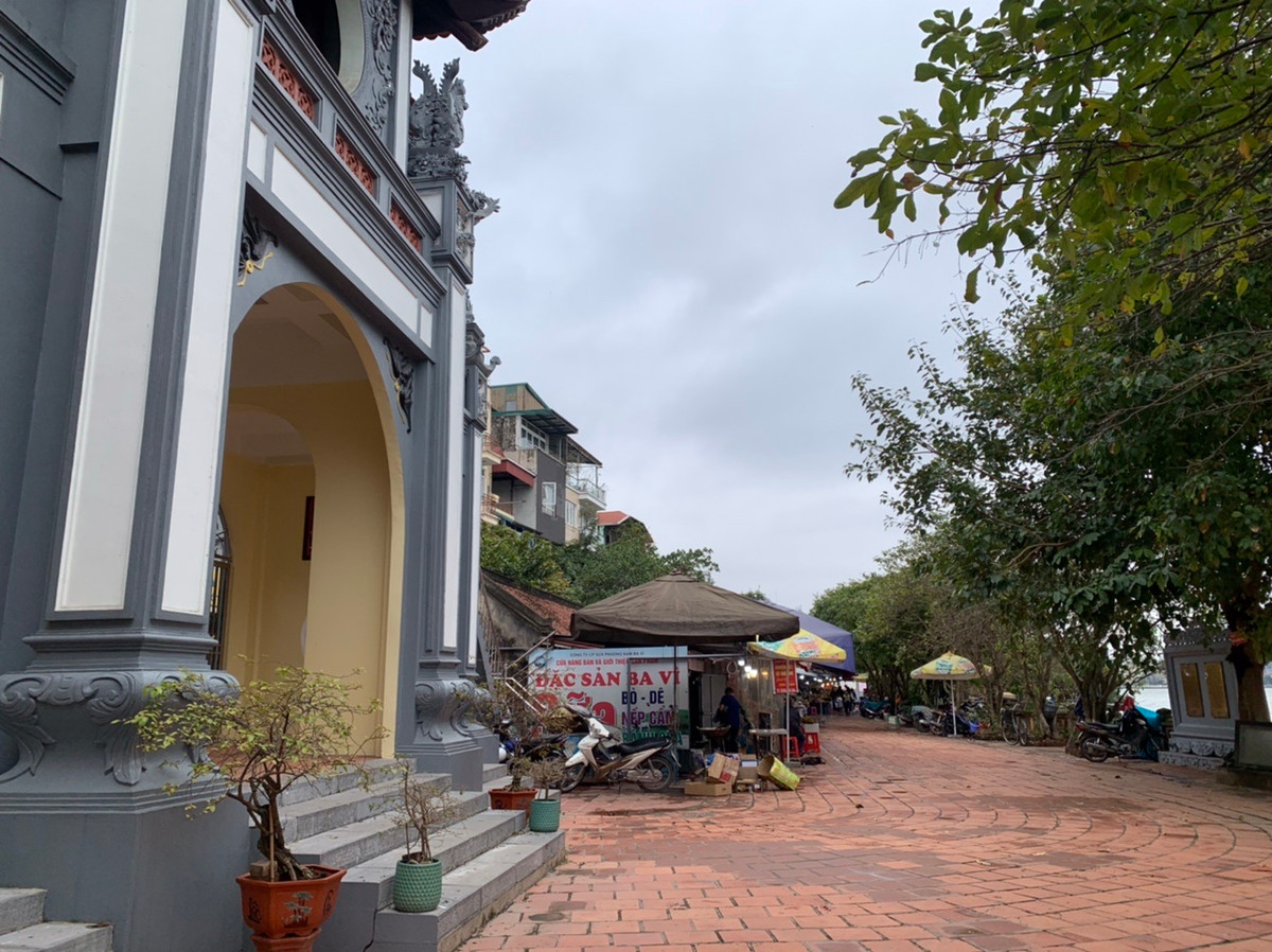 Sáng nay (9/2), Phủ Tây Hồ đã mở cửa đón khách thập phương về lễ Mẫu đầu Xuân Nhâm Dần.