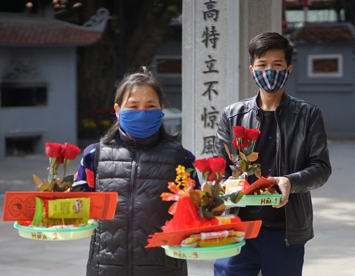 Anh Long (quê Hưng Yên) cho biết, đây là lần đầu tiên tới Chùa Hà làm lễ, Mâm lễ dâng hương cũng đơn giản, chỉ để cầu may mắn trong tình duyên cũng như sức khoẻ.
