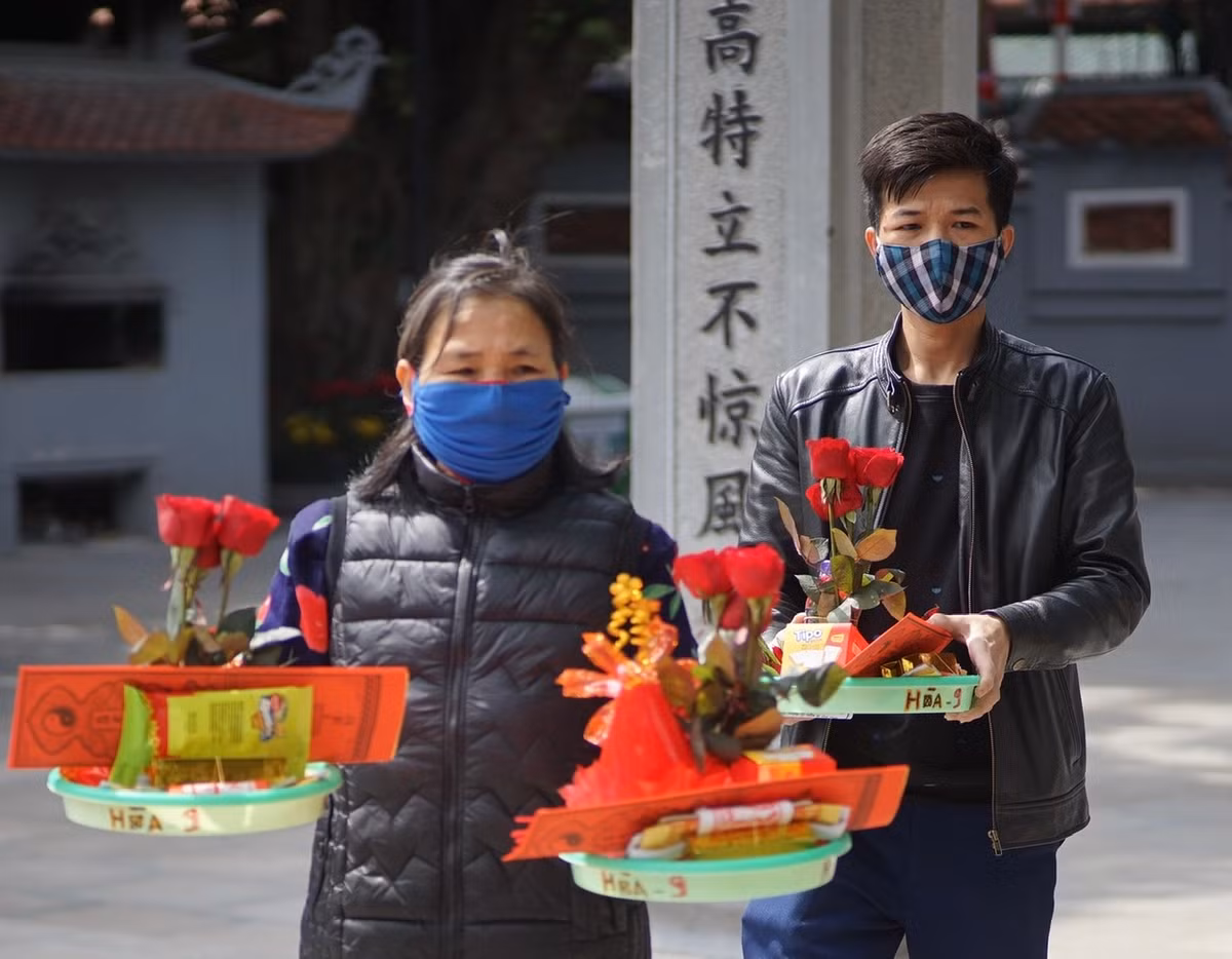 Anh Long (quê Hưng Yên) cho biết, đây là lần đầu tiên tới Chùa Hà làm lễ, Mâm lễ dâng hương cũng đơn giản, chỉ để cầu may mắn trong tình duyên cũng như sức khoẻ.