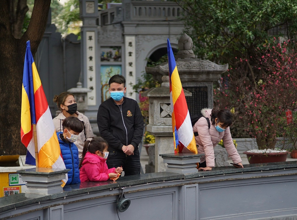 Nam thanh, nu tu den Chua Ha cau duyen trong ngay le Valentine-Hinh-2
