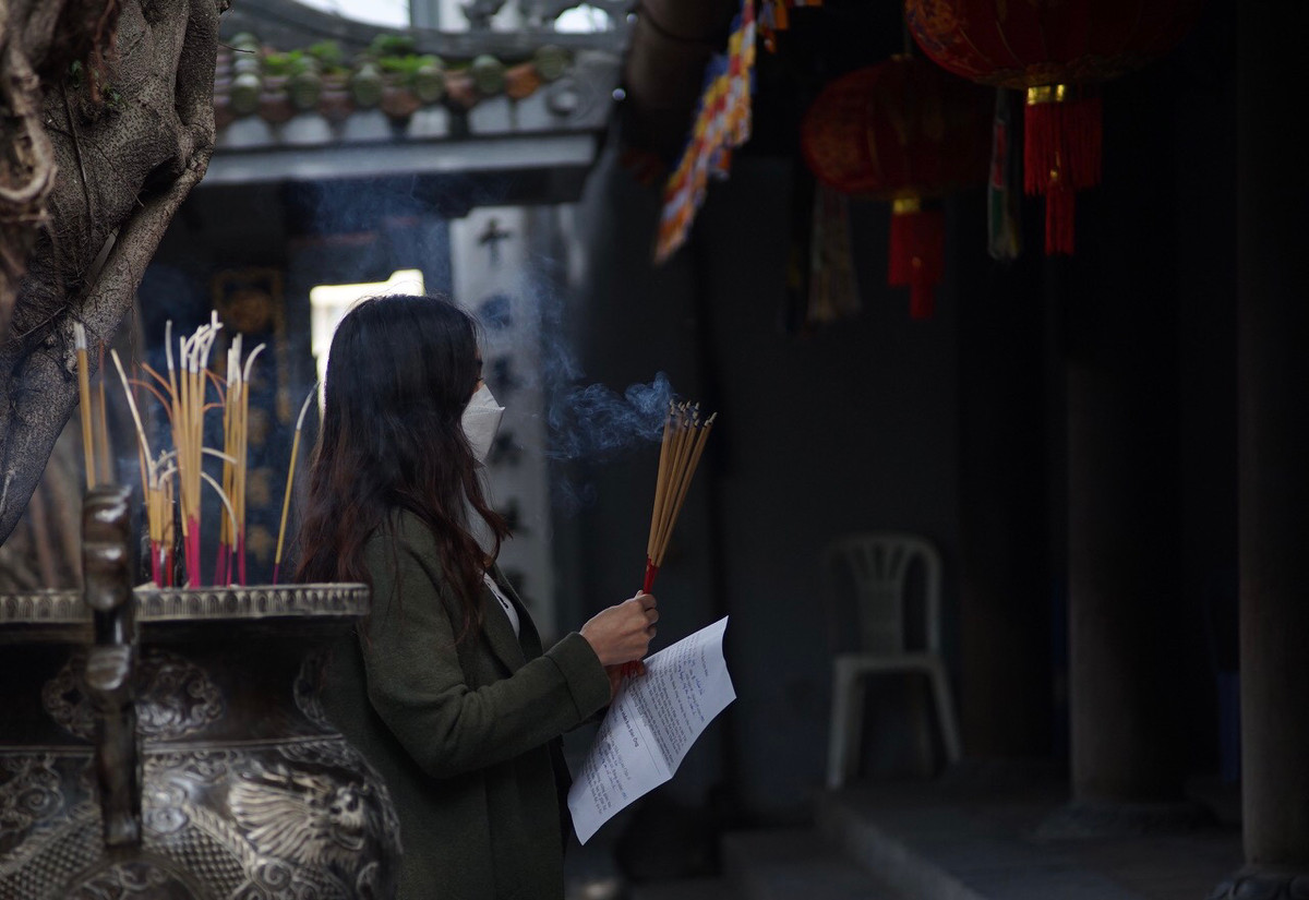 Tuy nhiên, không gian rộng rãi vẫn đủ để các bạn thoải mái dâng lễ, không phải chen chúc.