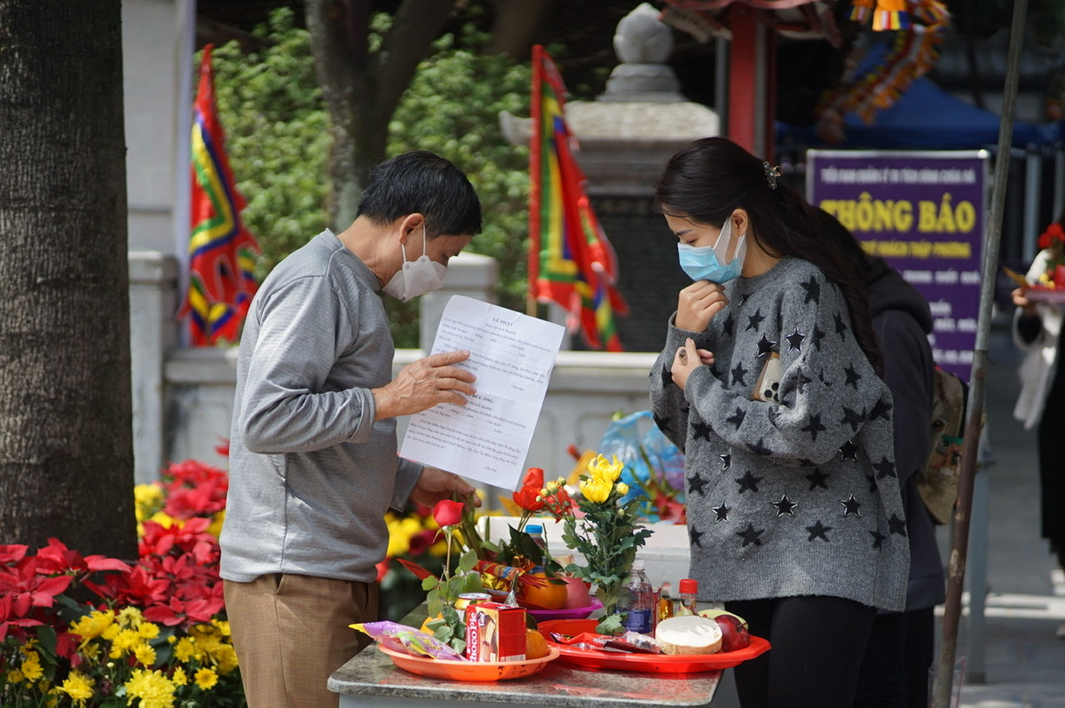 Ngày lễ Valentine năm nay, Chùa Hà chính thức được mở cửa nhưng lượng người đến làm lễ vẫn chưa nhiều.