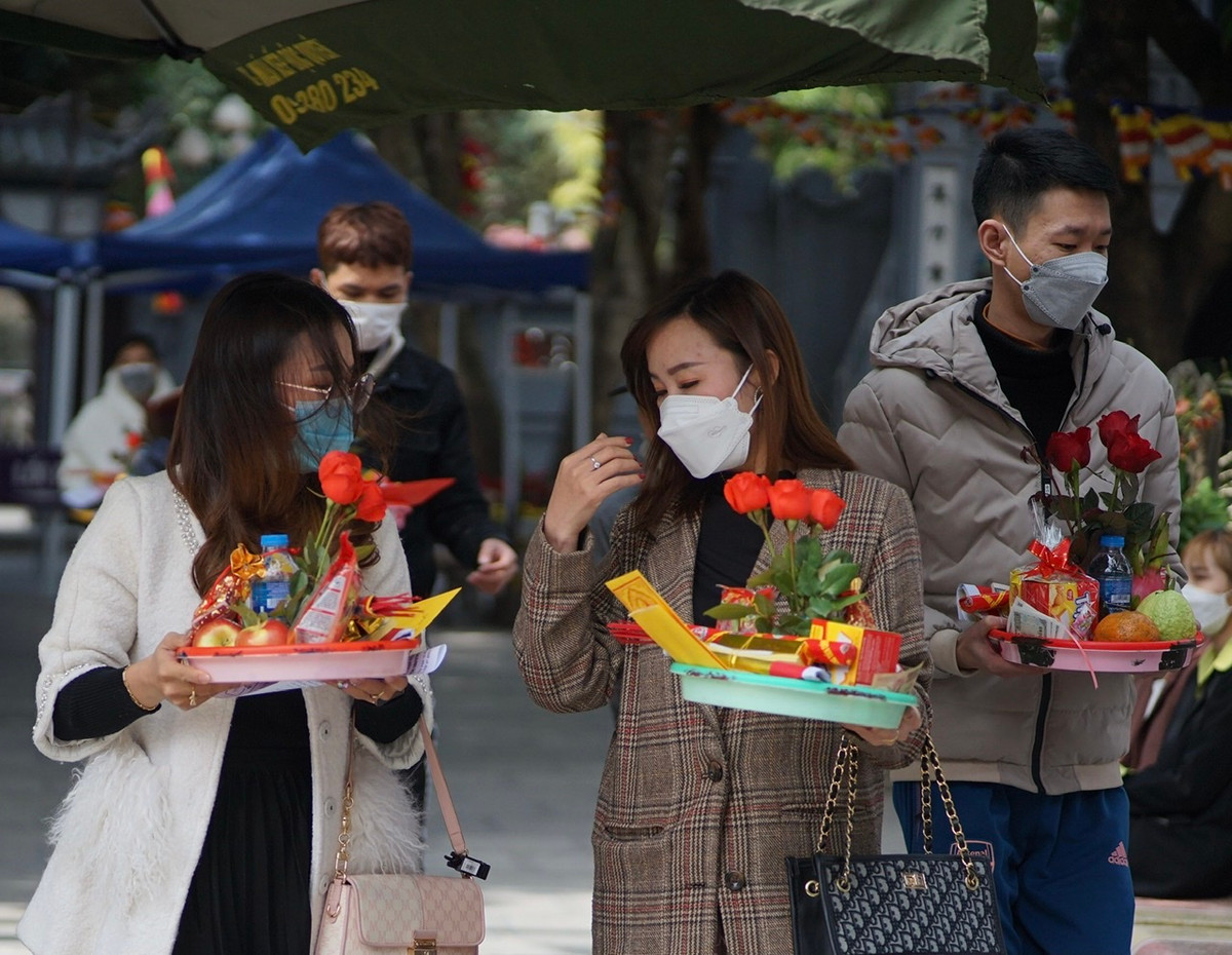 Theo ghi nhận của PV báo Tri thức và Cuộc sống, càng về trưa các bạn nam thanh, nữ tú đổ về chùa càng đông.