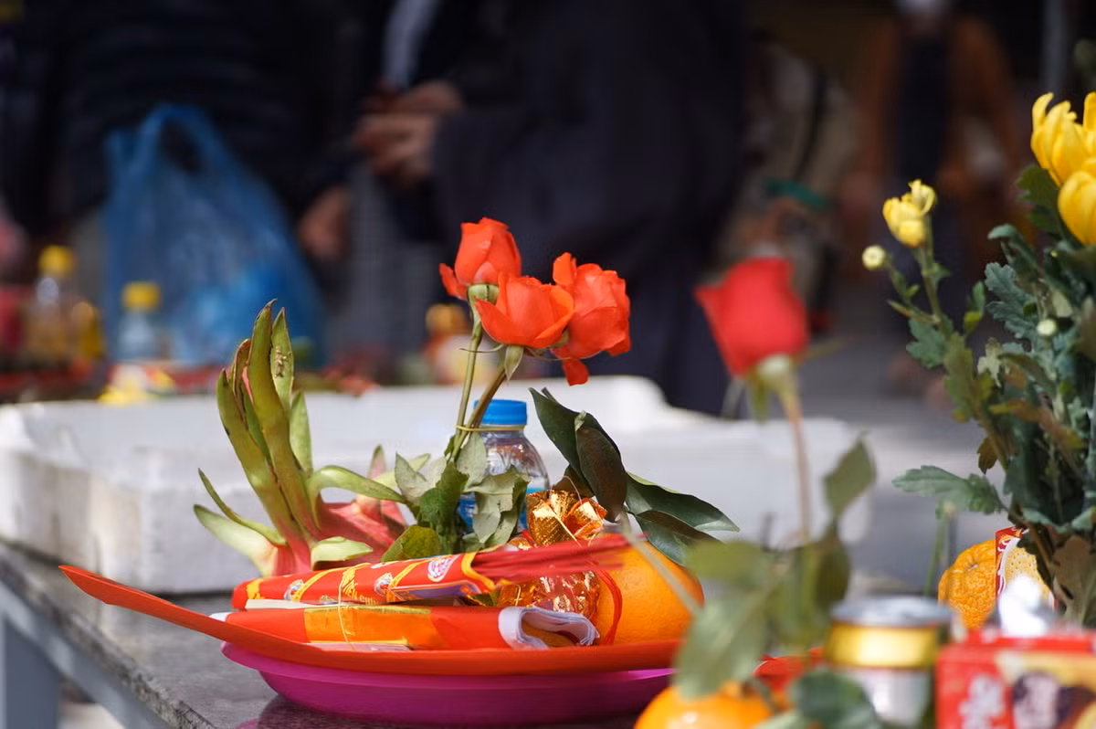 Mâm lễ dâng hương tại Chùa Hà rất đặc biệt bởi thường được đặt hoa hồng.