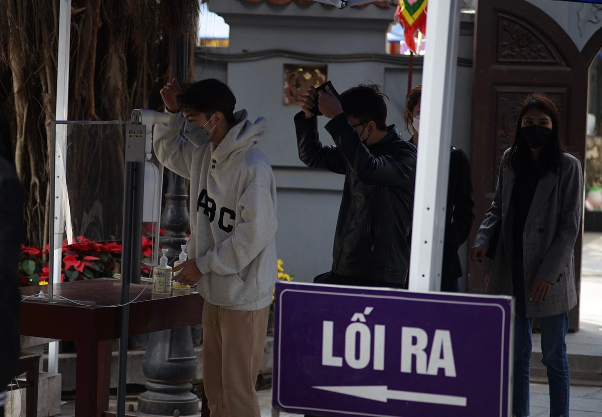 Công tác phòng chống dịch COVID-19 được triển khai ngoài cửa chùa. Người muốn vào Chùa Hà dâng hương phải kiểm tra thân nhiệt, khai báo y tế.