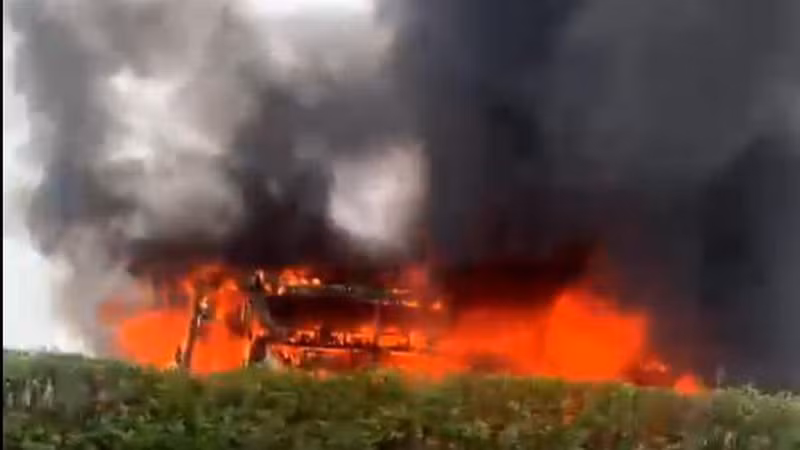 O to khach boc chay tren cao toc Phap Van - Cau Gie