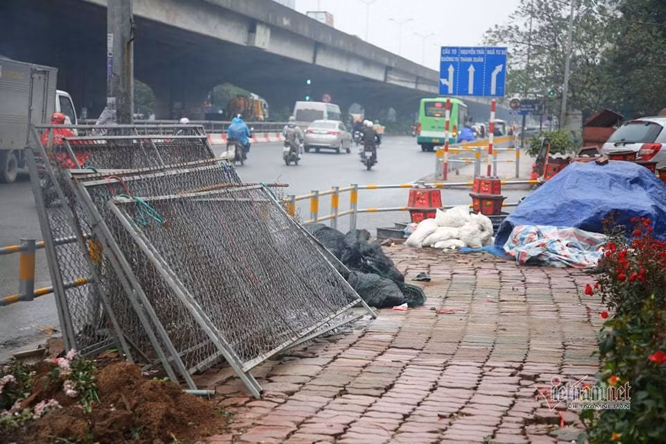 Vỉa hè được quây, khoảng trống bên trong ở nhiều nơi bị chiếm dụng.