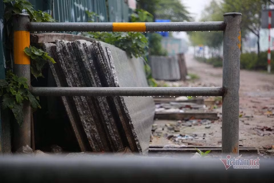 Tương tự tại đường Phạm Hùng (đoạn giao Phạm Hùng - Tôn Thất Thuyết, đối diện bến xe Mỹ Đình) có khoảng 200m hàng rào được dựng lên. Đây được cho là khu vực thường xuyên có xe máy tùy tiện leo lên vỉa hè hay các hộ dân bán hàng quán.