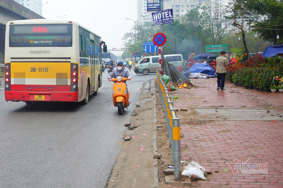 Vỉa hè bị rào chắn, một số người đi ngược chiều ngay dưới lòng đường.