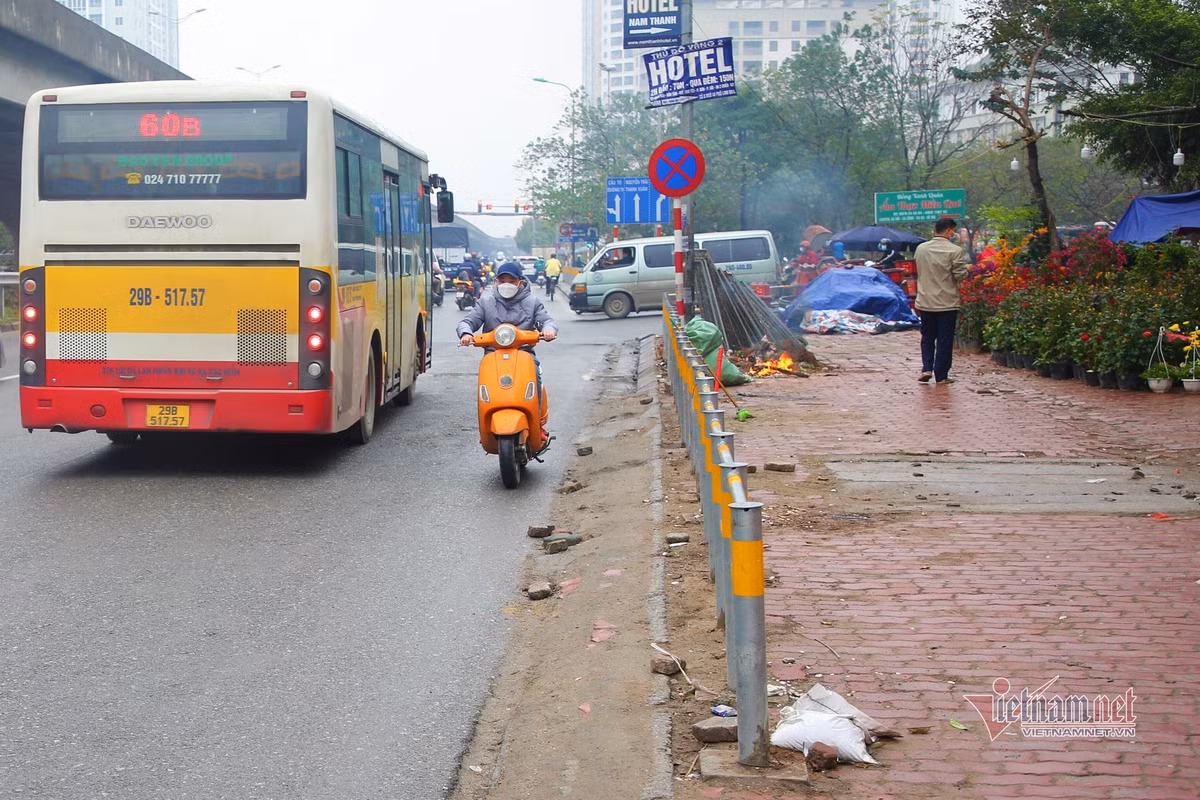Vỉa hè bị rào chắn, một số người đi ngược chiều ngay dưới lòng đường.