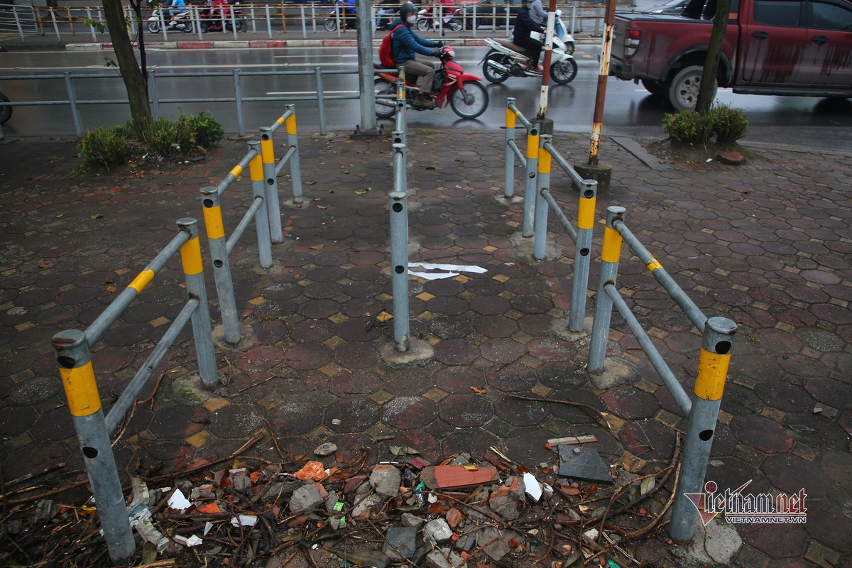 ... gồm đường Hồ Tùng Mậu (đoạn vỉa hè trước cổng Trường ĐH Thương mại); đường Phạm Hùng (đoạn giao đường Phạm Hùng - Tôn Thất Thuyết); đường Lê Trọng Tấn (Hà Đông, đoạn từ ngõ 1 đến hết toà nhà FLC); đường Nghiêm Xuân Yêm (từ chung cư CT1 - KĐT Bắc Linh Đàm đến giao đường Kim Giang) và ngã ba cầu Mộ Lao - Tố Hữu.