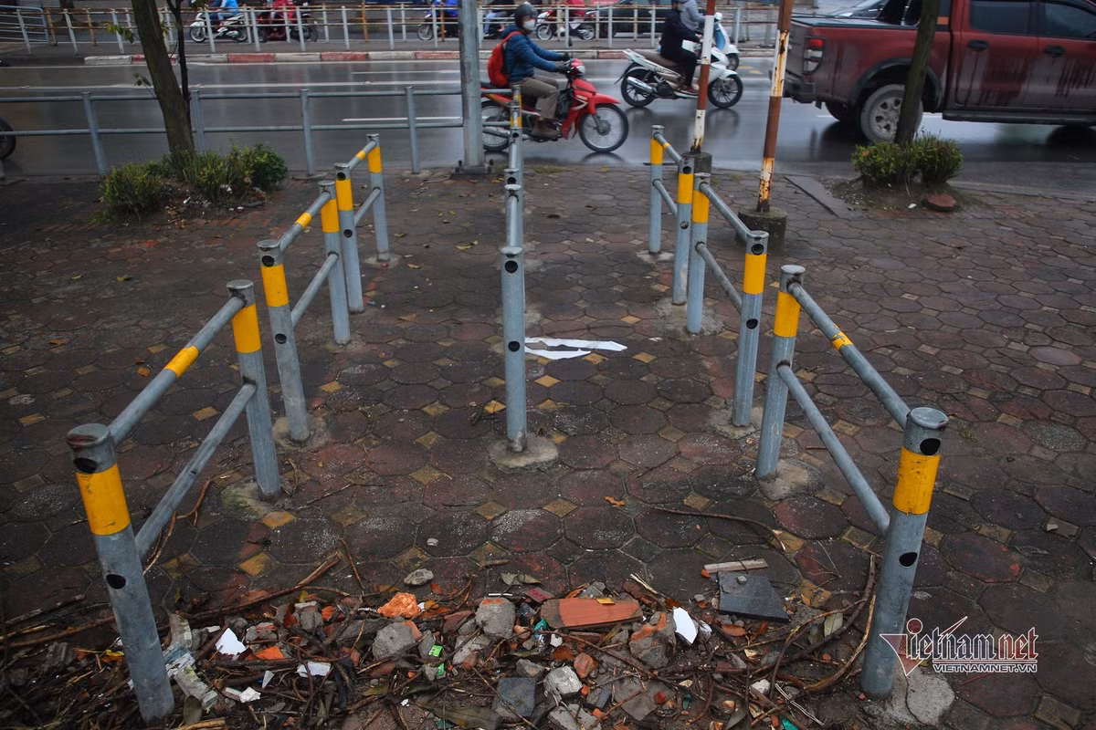 ... gồm đường Hồ Tùng Mậu (đoạn vỉa hè trước cổng Trường ĐH Thương mại); đường Phạm Hùng (đoạn giao đường Phạm Hùng - Tôn Thất Thuyết); đường Lê Trọng Tấn (Hà Đông, đoạn từ ngõ 1 đến hết toà nhà FLC); đường Nghiêm Xuân Yêm (từ chung cư CT1 - KĐT Bắc Linh Đàm đến giao đường Kim Giang) và ngã ba cầu Mộ Lao - Tố Hữu.