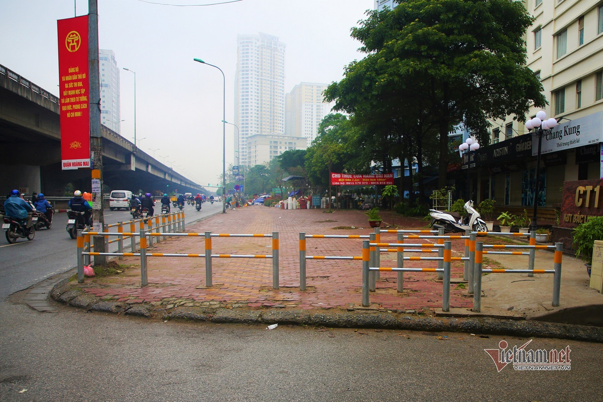 Vỉa hè Hà Nội kín rào ngăn xe máy, nhiều đồ đạc lại được bày la liệt Via he Ha Noi kin rao ngan xe may, nhieu do dac lai duoc bay la liet