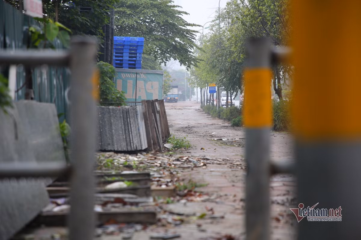 Tại một vị trí khác, ngã ba Tố Hữu - cầu Mộ Lao (Nam Từ Liêm) các hàng rào được dựng lên đã ngăn được tình trạng xe máy đi ngược chiều lên vỉa hè để thoát tắc.