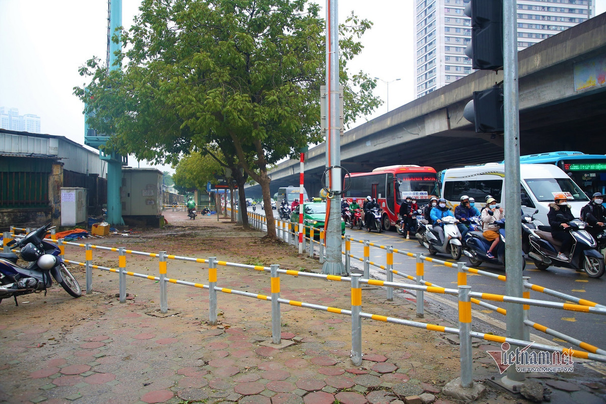 Tuy nhiên, theo ghi nhận vào sáng 17/2, vẫn có nhiều xe ôm lách rào để tập trung đón, trả khách tại đây. Thậm chí nhiều quán trà đá bày bàn ghế bên trong rào.