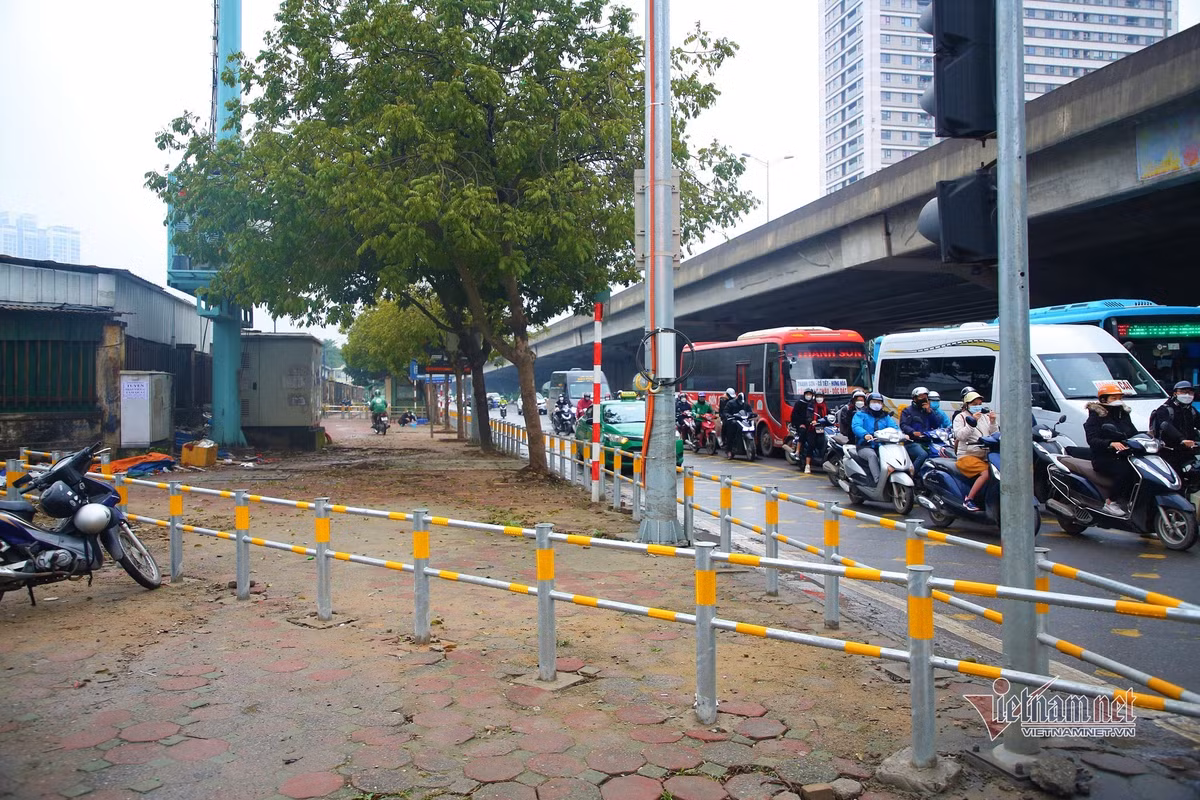 Tuy nhiên, theo ghi nhận vào sáng 17/2, vẫn có nhiều xe ôm lách rào để tập trung đón, trả khách tại đây. Thậm chí nhiều quán trà đá bày bàn ghế bên trong rào.