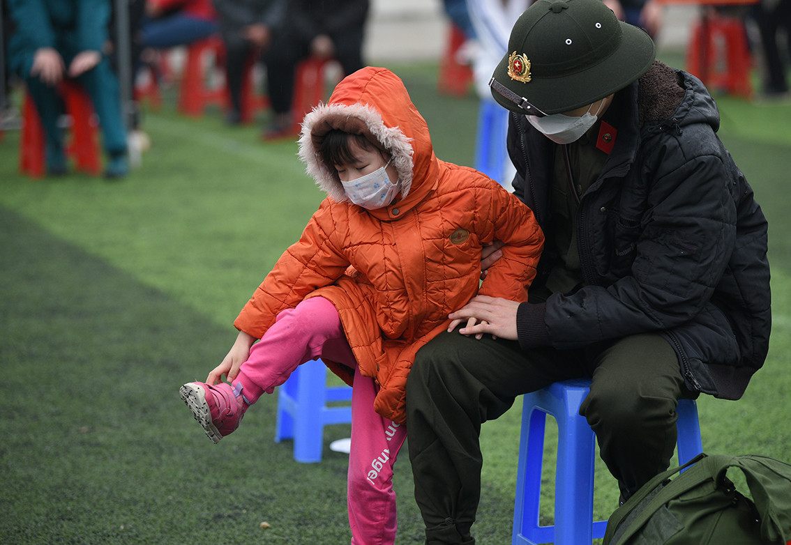 Trong ngày lễ bàn giao quân tại quận Đống Đa, nhiều em nhỏ đến tiễn đưa người thân lên đường nhập ngũ.