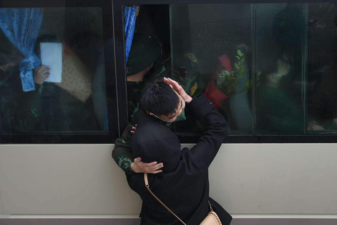 Khoảnh khắc chia tay đầy lưu luyến giữa các chiến sĩ và người thân.