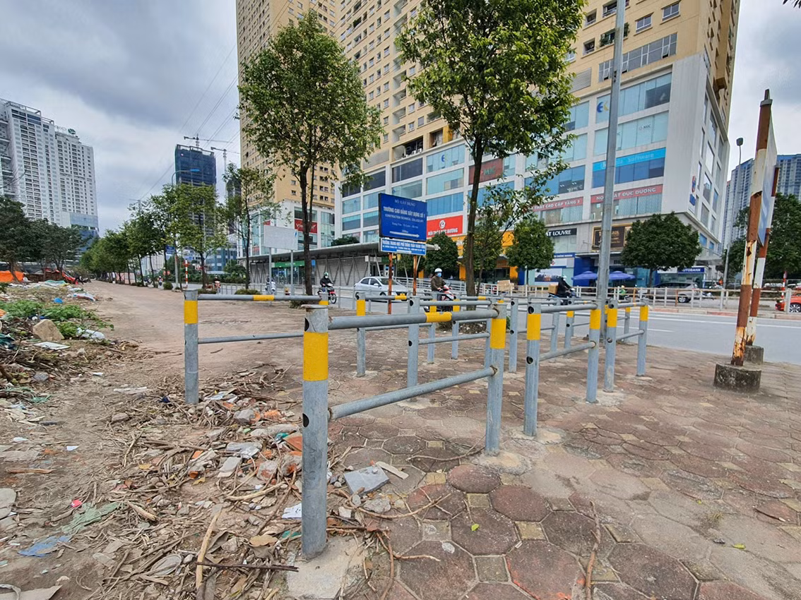 Barie ngan xe may khong “doi” duoc via he cho nguoi di bo