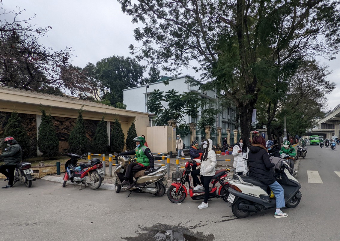 Các phương tiện chặn lối đi của người đi bộ.