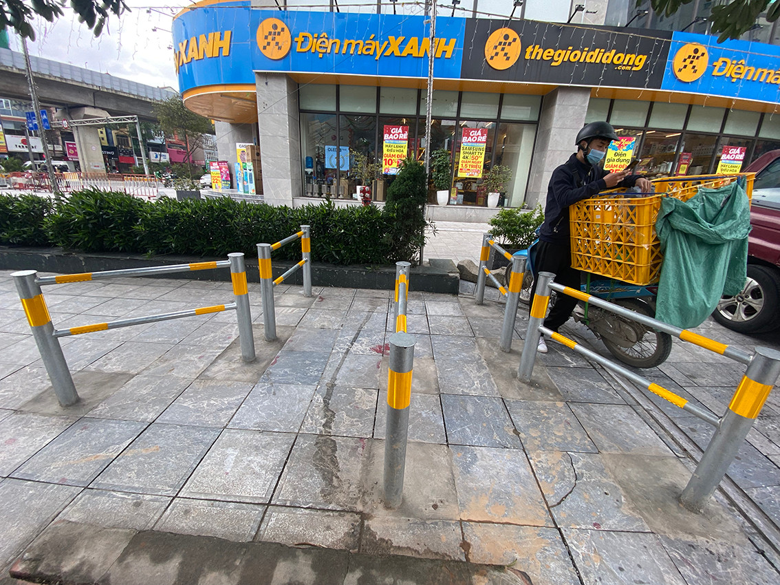 Các barie trên đã hạn chế được xe máy đi ngược chiều trên vỉa hè nhưng nhiều yếu tố khác đã thành rào cản đối với người đi bộ.