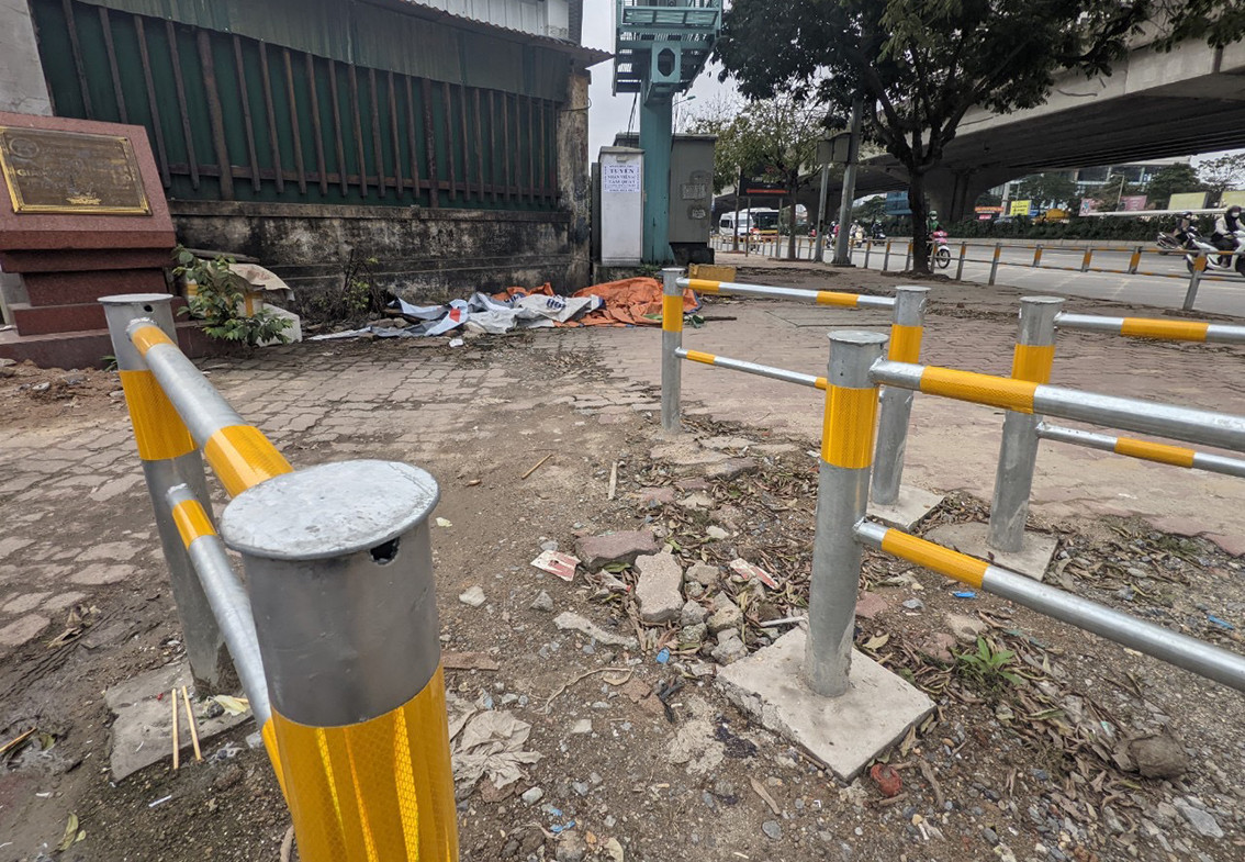 Đây là các điểm này đều thường xuyên bị xe máy đi lên vỉa hè và có mật độ người tham gia giao thông lớn.