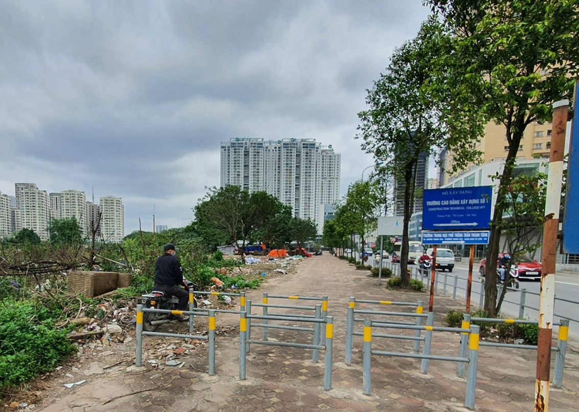 Được biết, đây là dự án thí điểm để ngăn xe máy đi ngược chiều trên vỉa hè, trả lại lối đi cho người đi bộ.