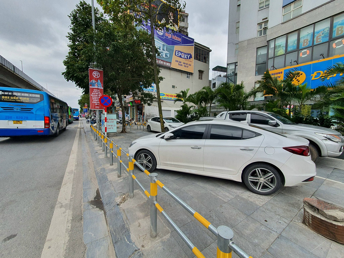 Thậm chí, vỉa hè tại ngã ba Lê Trọng Tấn (Hà Đông) còn trở thành điểm đỗ xe ô tô.