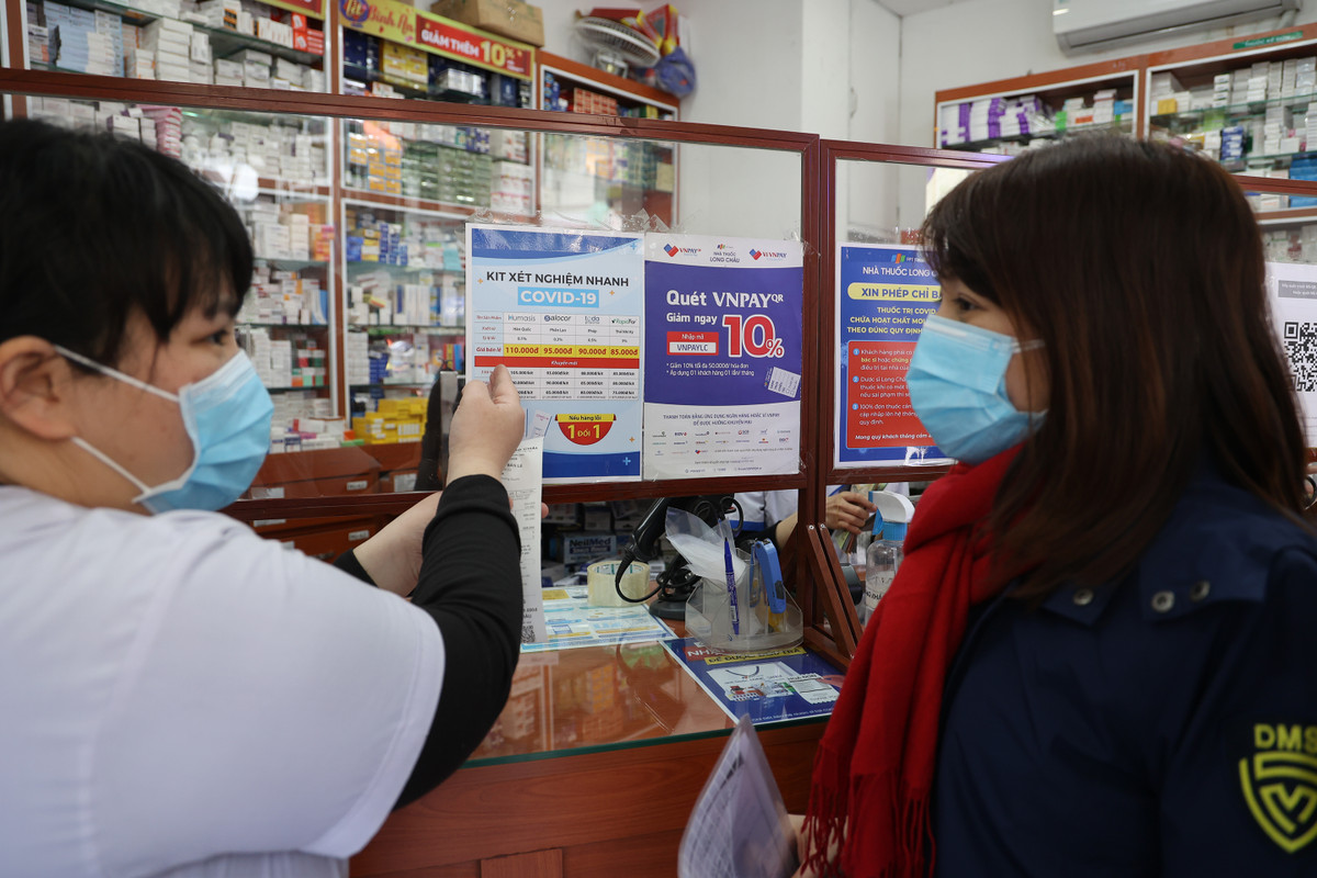 Sáng nay (25/2), quận Hoàn Kiếm đã đi kiểm tra đột xuất các cửa hàng thuốc trên địa bàn quận.