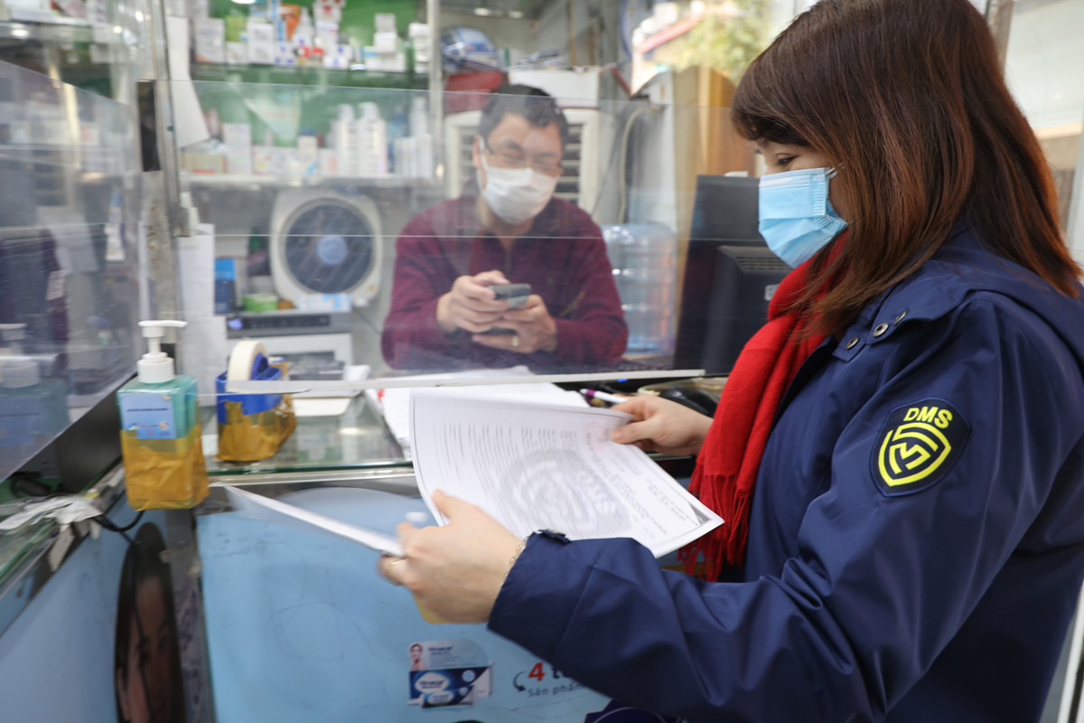 Đội Quản lý Thị trường số 2 kiểm tra đột xuất cơ sở thuốc Long Châu tại phường Hàng Mã.