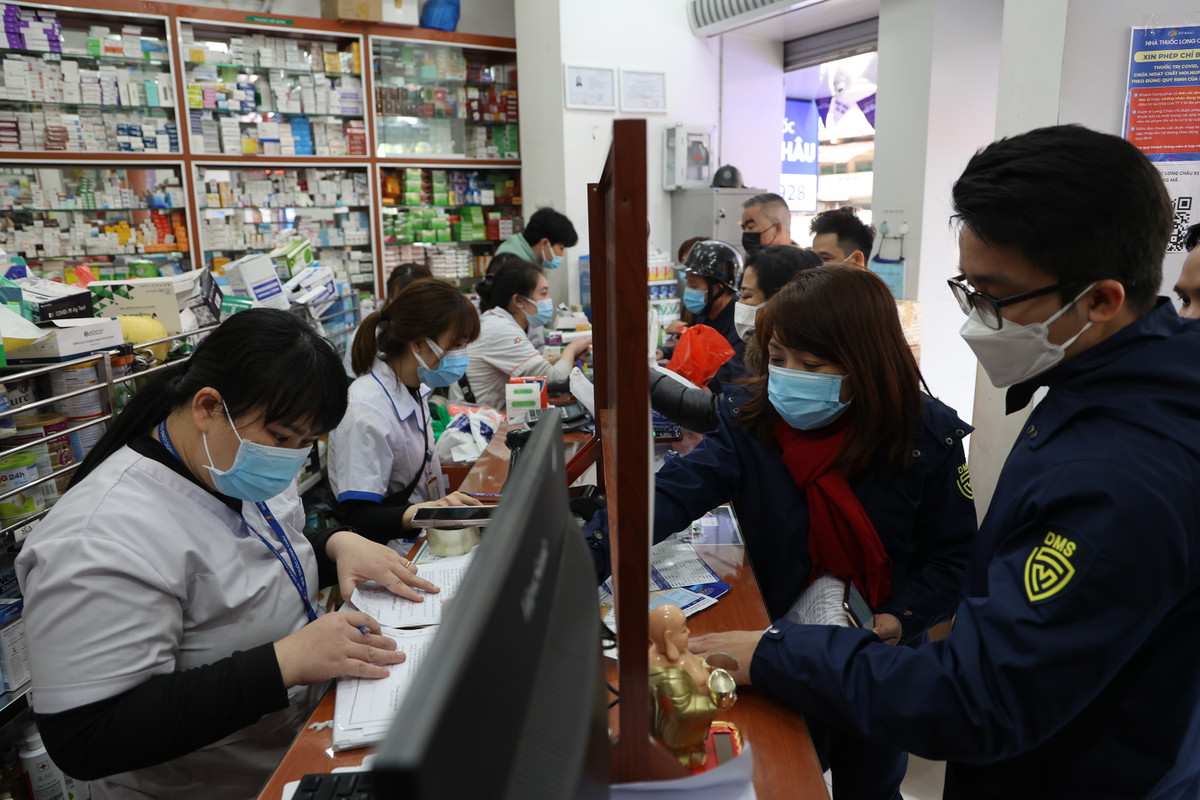 Ngoài kiểm tra chất lượng, nguồn gốc thuốc, cơ quan chức năng còn yêu cầu các nhà thuốc ký cam kết bán đúng giá, không tăng giá mặt hàng khan hiếm.