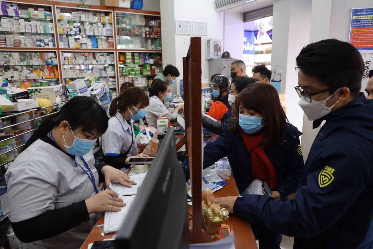 Ngoài kiểm tra chất lượng, nguồn gốc thuốc, cơ quan chức năng còn yêu cầu các nhà thuốc ký cam kết bán đúng giá, không tăng giá mặt hàng khan hiếm.