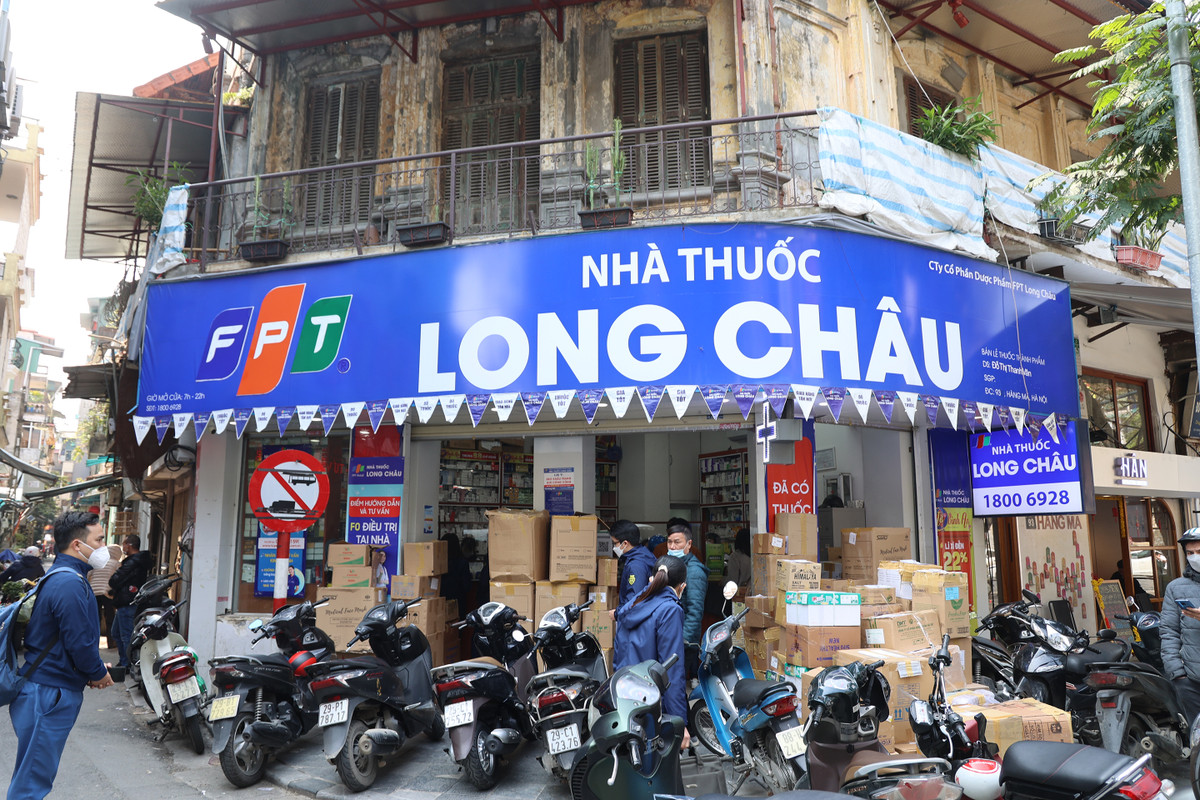 Đơn vị chức năng đã chọn ngẫu nhiên các cửa hàng bán thuốc, vật tư, trang thiết bị y tế tại các phường Hàng Mã, Chương Dương, Phúc Tân...