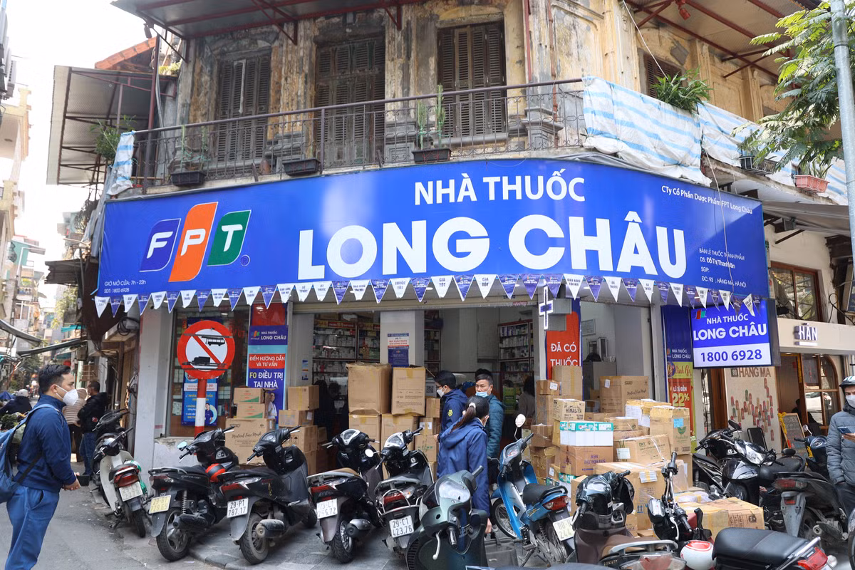 Đơn vị chức năng đã chọn ngẫu nhiên các cửa hàng bán thuốc, vật tư, trang thiết bị y tế tại các phường Hàng Mã, Chương Dương, Phúc Tân...