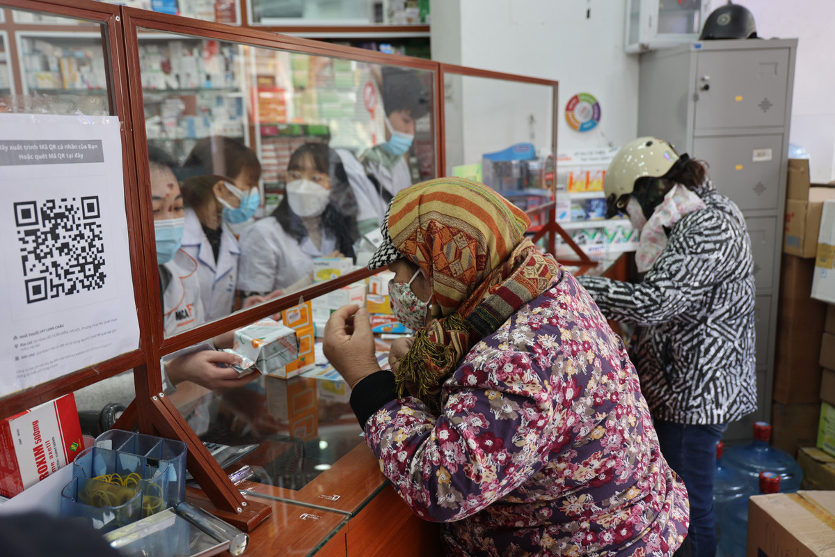 Đại diện cửa hàng thuốc Long Châu trên phố Hàng Mã cho biết, gần đây nhu cầu của người dân đối với mặt hàng test COVID-19 tăng cao nên mặt hàng này đang rất khan hiếm.