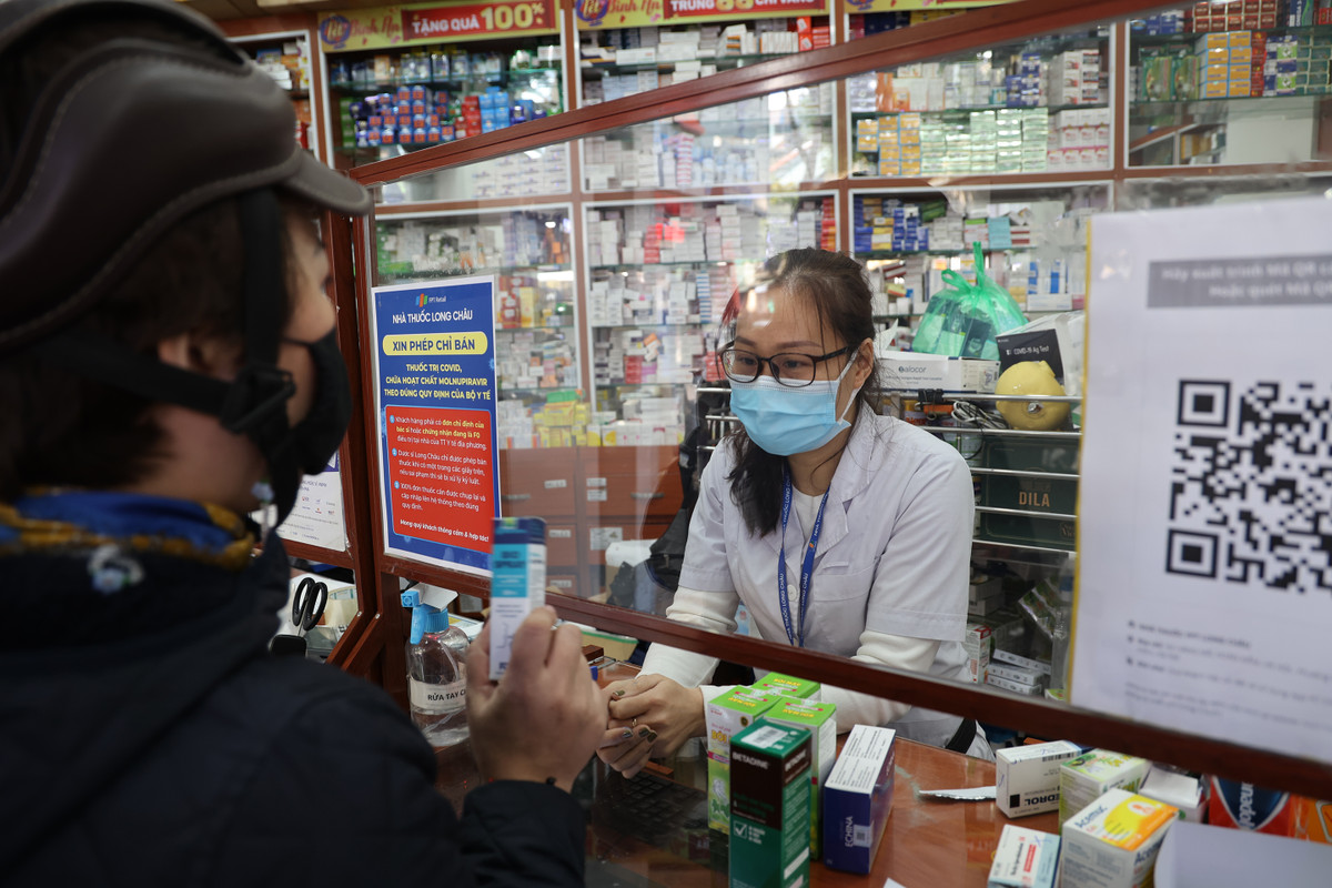 Ông Nguyễn Quốc Hoàn - Phó Chủ tịch UBND quận Hoàn Kiếm cho biết, đoàn kiểm tra đã phát hiện 1 cơ sở kinh doanh thuốc tự giới thiệu là điều trị COVID-19 nhưng không rõ nguồn gốc.