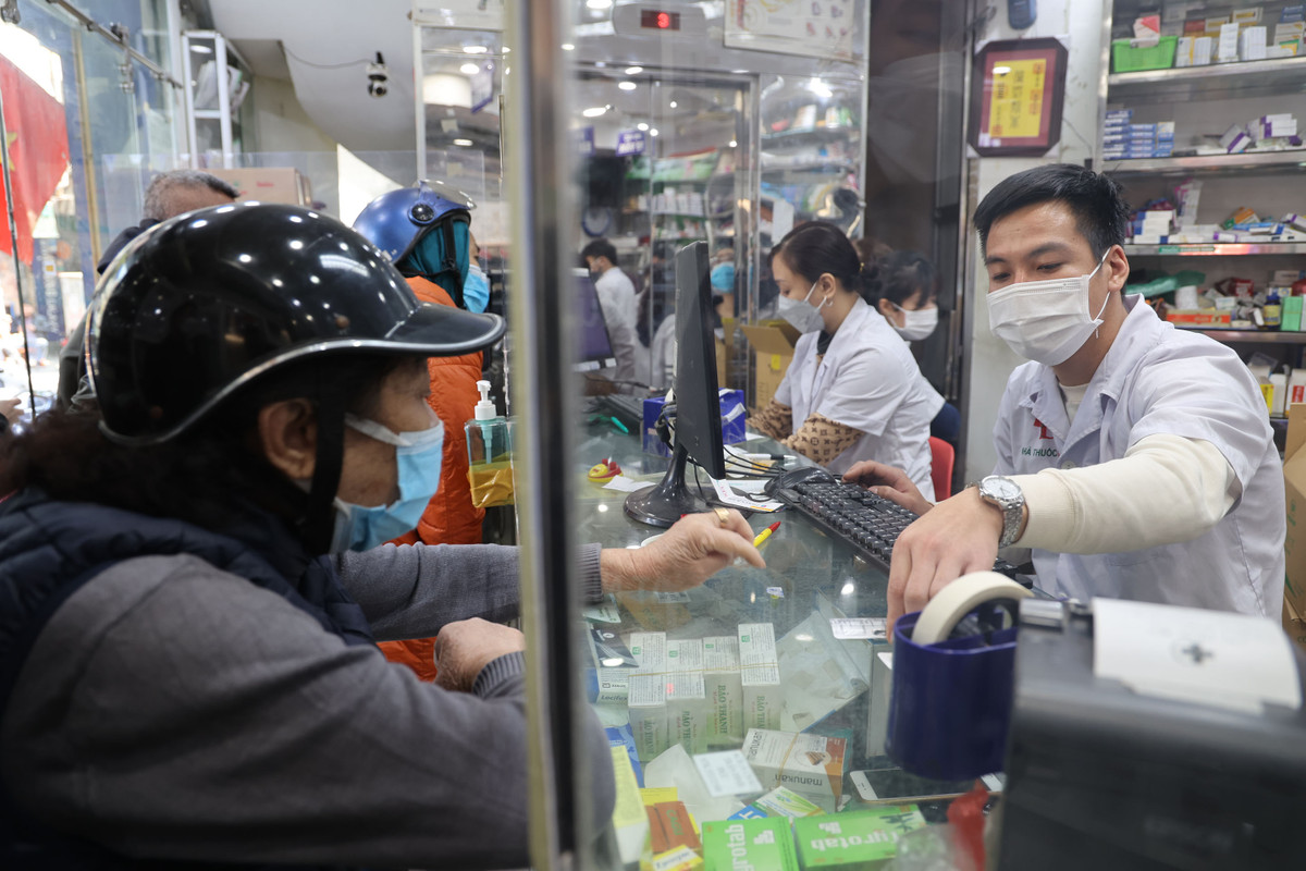 Theo ghi nhận của PV báo Tri thức và Cuộc sống, lượng người đến các hiệu thuốc mua hàng vẫn rất đông. Chủ yếu là các loại thuốc liên quan đến COVID-19.