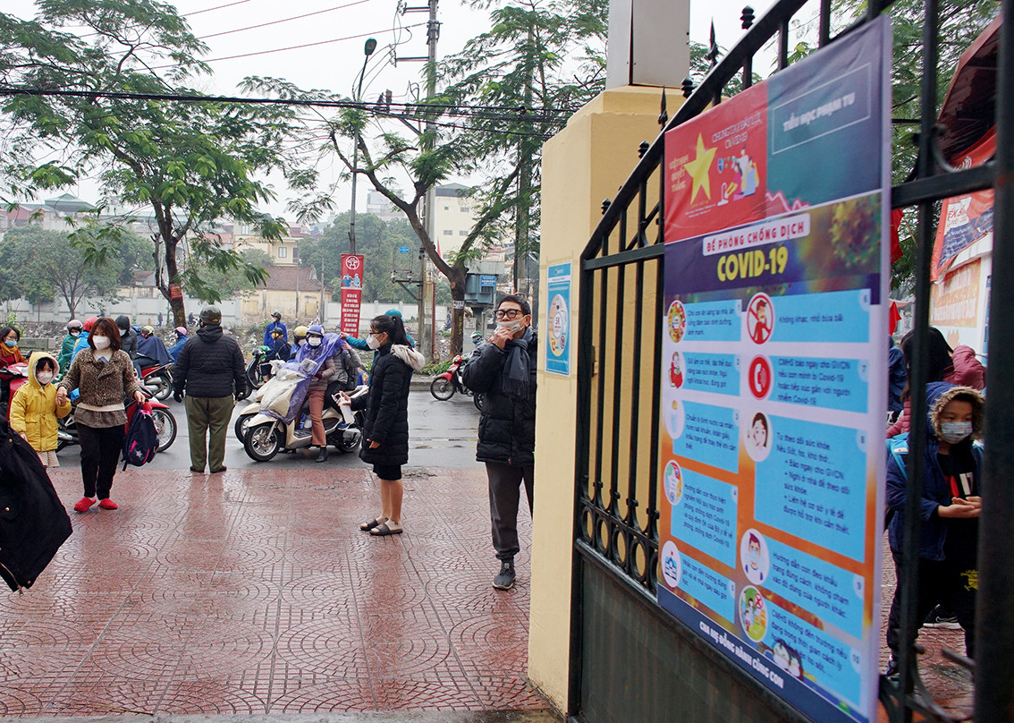 Cô Lê Thị Thu Hằng - Hiệu trưởng trường Tiểu học Phạm Tu (huyện Thanh Trì, Hà Nội) cho biết, nhà trường đã phải làm việc với bên Công an và Đoàn Thanh niên địa phương để nhờ hỗ trợ công tác đón học sinh tại cổng trường.