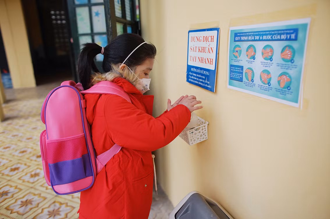 Cô Hằng cho biết, để đảm bảo giãn cách nhà trường đã chia số lớp thành 2 buổi sáng và chiều. Các em chỉ học một buổi rồi về nhà và không học bán trú.