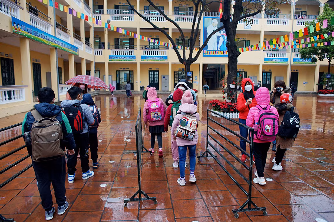 Để đảm bảo an toàn cho học sinh khi đến trường, nhiều biện pháp phòng chống dịch COVID-19 đã được triển khai ngay từ cổng trưởng đến cửa lớp học.