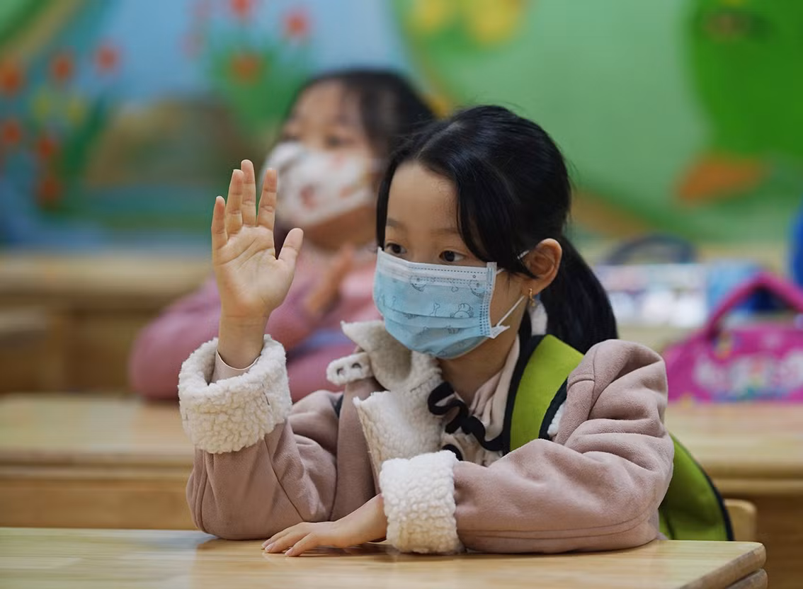 Nhà trường đã liên hệ để phụ huynh đến đón về.