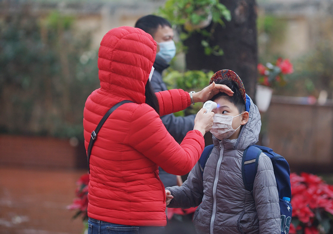 Toàn bộ học sinh đều được đo thân nhiệt trước khi vào trường.