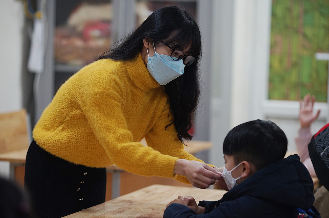 Cho đến ngày hôm nay (10/2), học sinh 12 tuổi trở xuống của 18 huyện, thị xã ngoại thành đã chính thức đi học trực tiếp. Các quận nội thành còn lại dự kiến cho học sinh tiểu học và khối 6 đi học vào ngày 21/2.